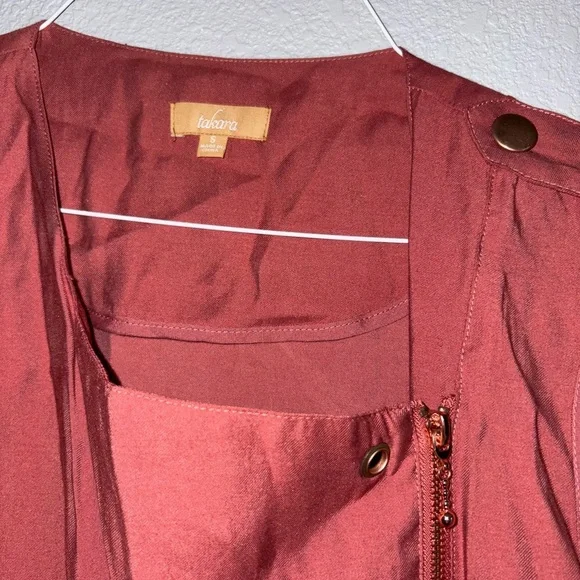 Sleeveless Red Zip-Up Blouse - Picture 3 of 3